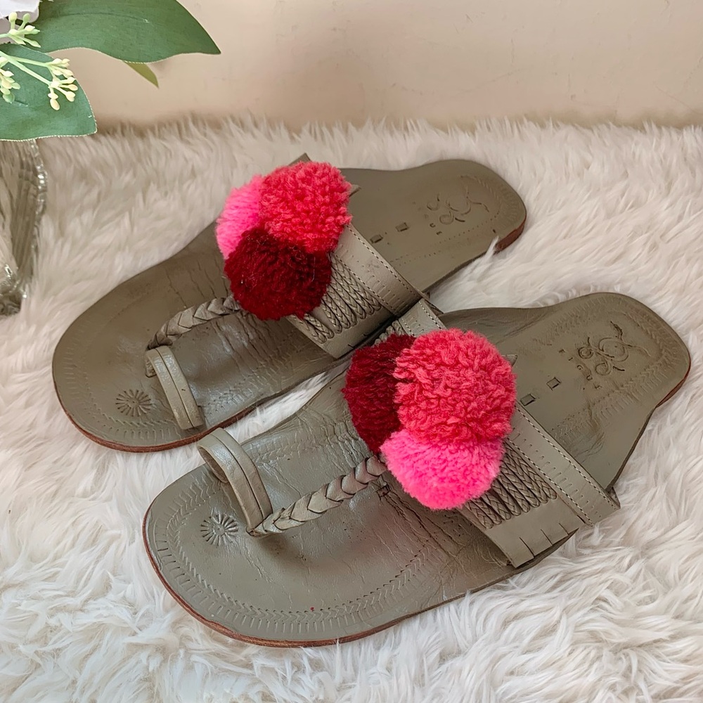 Figue Pom Pom Leather Thong Sandals Artisan made / sz 5 6 **